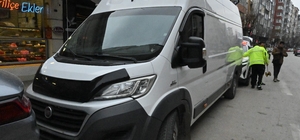 Kamyonet sol şeritte taksiden inen kadının ayağını ezdi