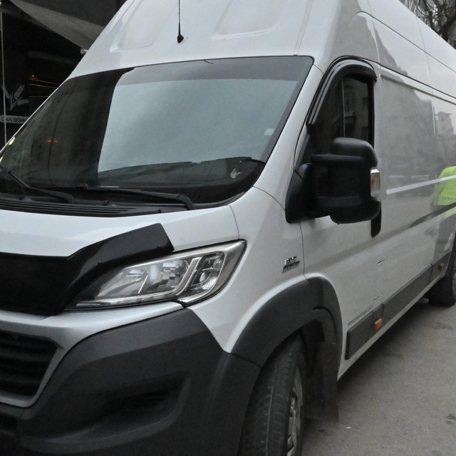 Kamyonet sol şeritte taksiden inen kadının ayağını ezdi