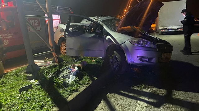 Edirne'de direğe çarpan otomobilin sürücüsü öldü