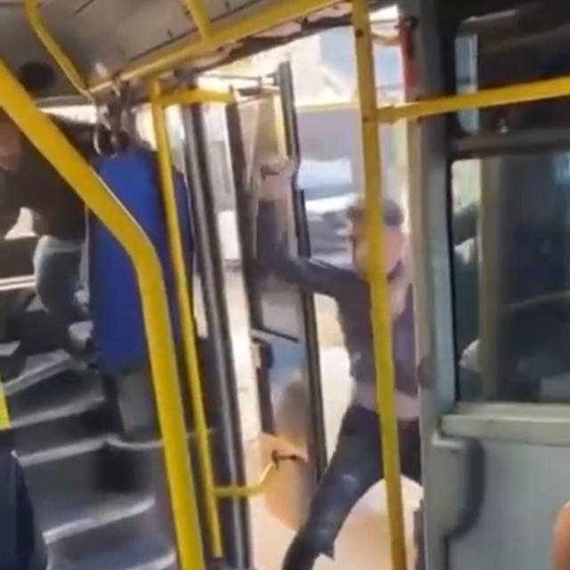 Bursa'da satırlı saldırgan gözaltına alındı... Satırı pantolonunda taşıyorm...