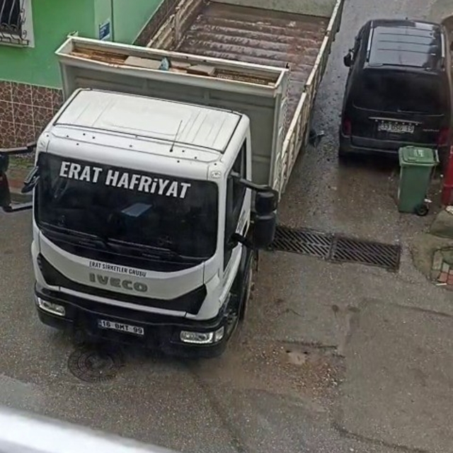 Bursa'da bir kamyon sokak arasındaki araca ağır zarar verip kaçtı