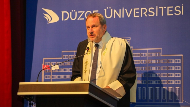 Okyay: "Dünyanın hiçbir ülkesi savunma sanayinde tek başına tam yeterli değildir"
Savunma Sanayicileri Derneği Başkanı Osman Okyay, Düzce Üniversitesi'nde öğrencilere savunma sanayisini anlattı