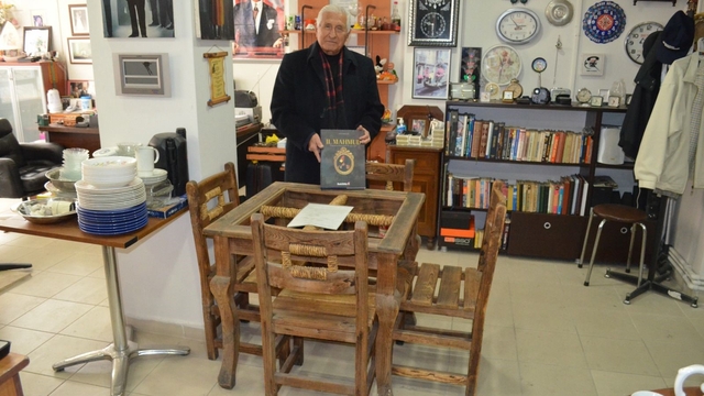 Emekli öğretmenin evinden tarih fışkırıyor: II. Mahmut'un masasından Çanakkale kılıcına
II. Mahmut'un sofrası Bolu'da: Emekli öğretmenin şaşırtan koleksiyonu