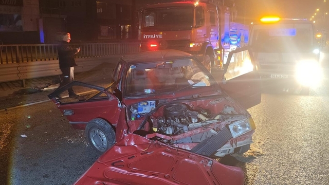 İnegöl'de kontrolden çıkan otomobil bariyerlere çarptı, 1'i ağır 2 kişi yaralandı