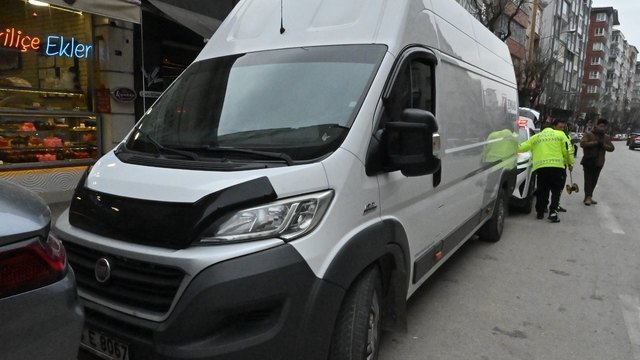 Kamyonet sol şeritte taksiden inen kadının ayağını ezdi