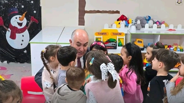 Emeksiz anaokulunda miniklerle buluştu
