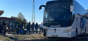 Yolcu otobüsü ile traktör çarpıştı: 1 yaralı