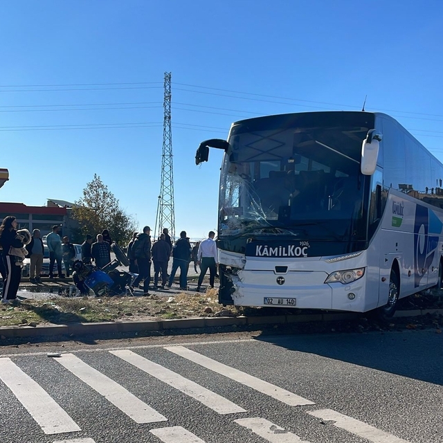 Yolcu otobüsü ile traktör çarpıştı: 1 yaralı