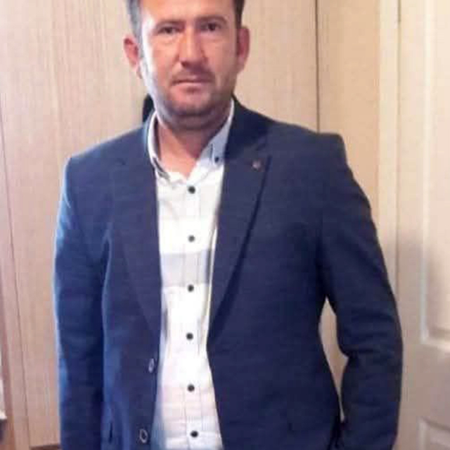 Otomobiliyle yön levhası direğine çapan muhtar öldü