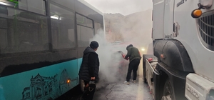 Kaza nedeniyle duran otobüse çarpan otomobil alev aldı; sürücülerden alternatif yol talebi