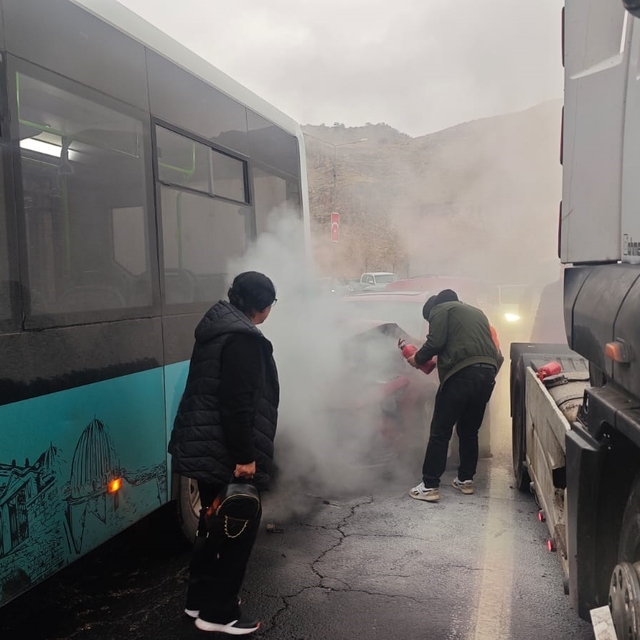 Kaza nedeniyle duran otobüse çarpan otomobil alev aldı; sürücülerden altern...