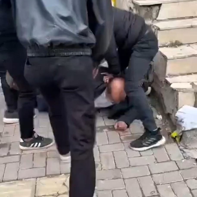 Sokak ortasında meydan dayağı