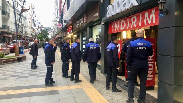 Sinop'ta zabıta ekiplerinden kaldırım işgali denetimi