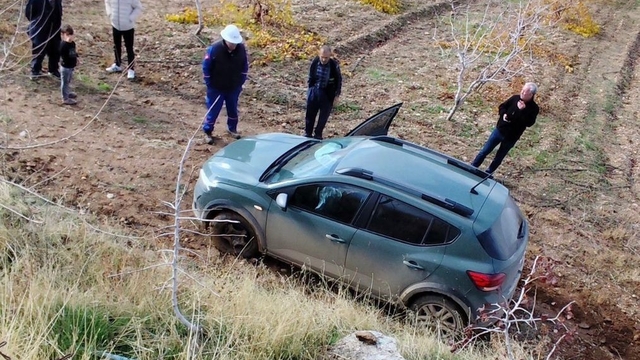 Kurtalan'da SUV tipi araç devrildi, yolcular yara almadan kurtuldu