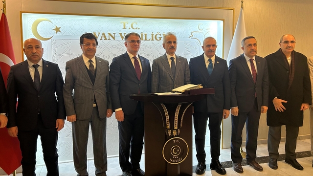 Ulaştırma ve Altyapı Bakanı Uraloğlu, Van'a geldi
"Terörsüz Türkiye hedefiyle birlikte, durmadan ve kararlılıkla yolumuza devam edeceğiz"