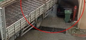 Sürücüsü manevra yapan kamyonun kasası park halindeki araca hasar verdi