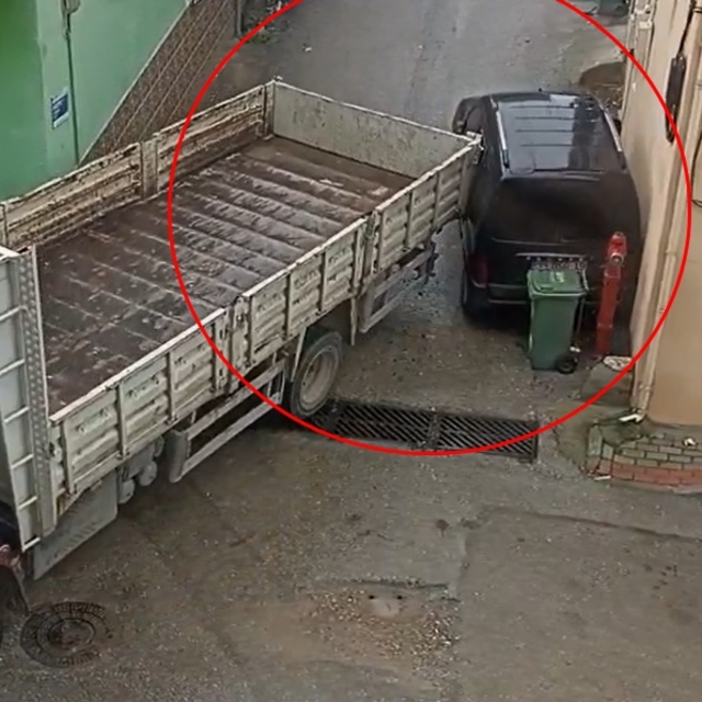 Sürücüsü manevra yapan kamyonun kasası park halindeki araca hasar verdi