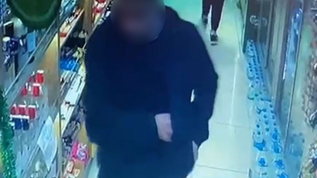 Marketten alkollü içecek çalan şahıs kameraya yakalandı
Bin 350 TL değerindeki alkollü içecek şişesini cebine attı, parasını ödemeden gitti