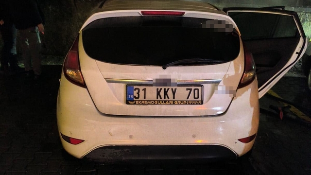 Batman'da park halindeki otomobil yandı