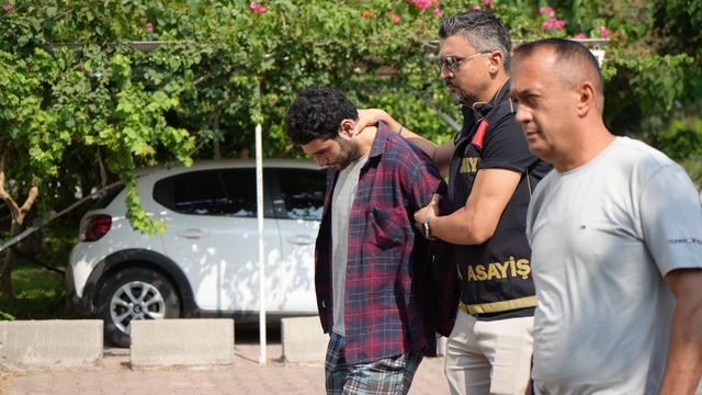 Antalya'da cinayet davasında ağırlaştırılmış müebbet talebi
İddianamede tutuklu sanık hakkında "canavarca hisle kasten öldürme" ve "konutta silahla yağma" suçlarından ağırlaştırılmış müebbet hapis cezası talep edildi