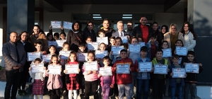 Gençlik Merkezi’nde satranç kursu tamamlandı
Başkan Erol: "Çocuklarımız için geleceğimizi birlikte inşa etmeyi sürdüreceğiz"