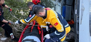 Kamyon uçuruma yuvarlandı, sıkışan sürücü kurtarıldı
