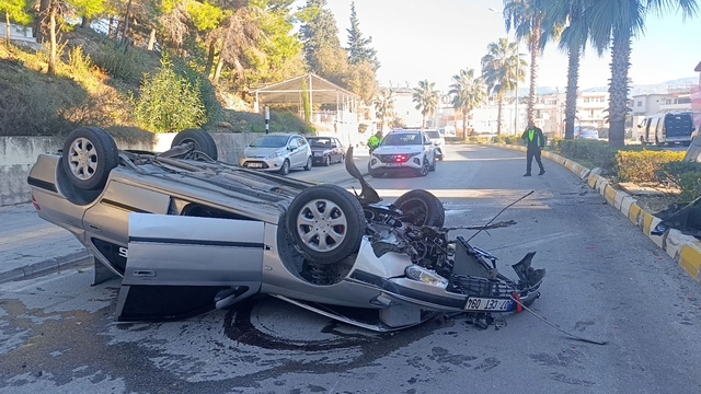 Virajı alamayan otomobil refüjdeki aydınlatma direğine çarpıp takla attı: 2 yaralı