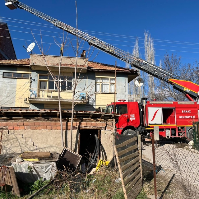 Uşak'ta evin çatısında çıkan yangın paniğe neden oldu