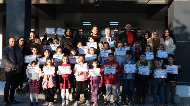 Gençlik Merkezi'nde satranç kursu tamamlandı
Başkan Erol: "Çocuklarımız için geleceğimizi birlikte inşa etmeyi sürdüreceğiz"