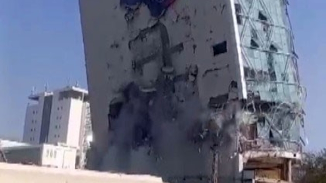 Kahramanmaraş'ta depremde hasar alan iş merkezi yıkıldı