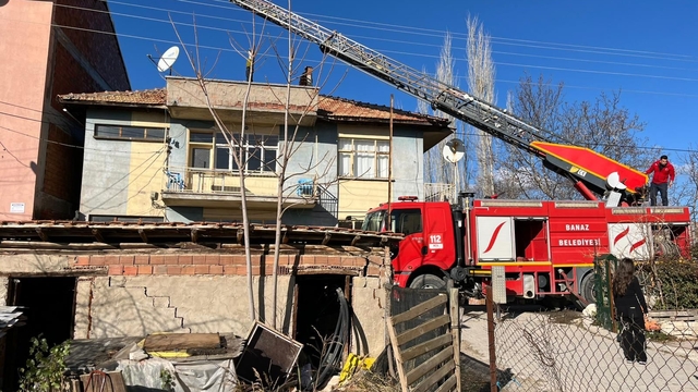 Uşak'ta evin çatısında çıkan yangın paniğe neden oldu