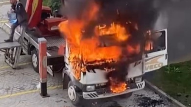 6. kata eşya çıkaran vinçli kamyon alev alev yandı