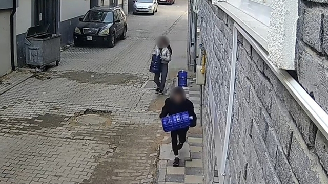 Eskişehir'de 2 çocuk apartman önündeki damacanaları çaldı