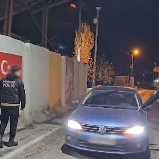 Otomobilden 3,2 kilo uyuşturucu çıktı; 2 tutuklama