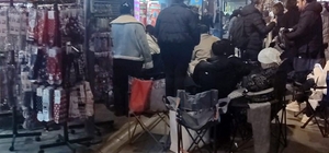 İzmir'de kamp sandalyeli, battaniyeli indirim nöbeti: Çarşı ortasında sabahladılar
İndirim uykuyu kaçırdı, kamp sandalyesini alan kuyruğa girdi