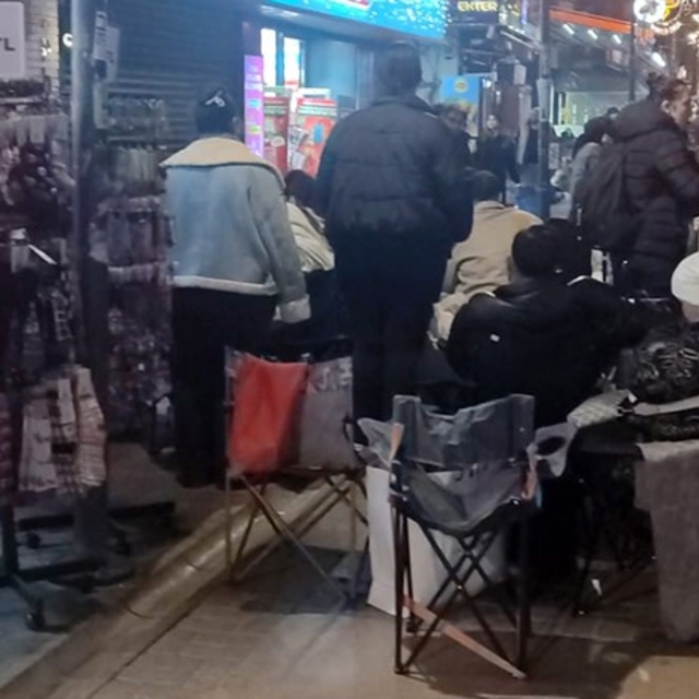 İzmir'de kamp sandalyeli, battaniyeli indirim nöbeti: Çarşı ortasında sabah...