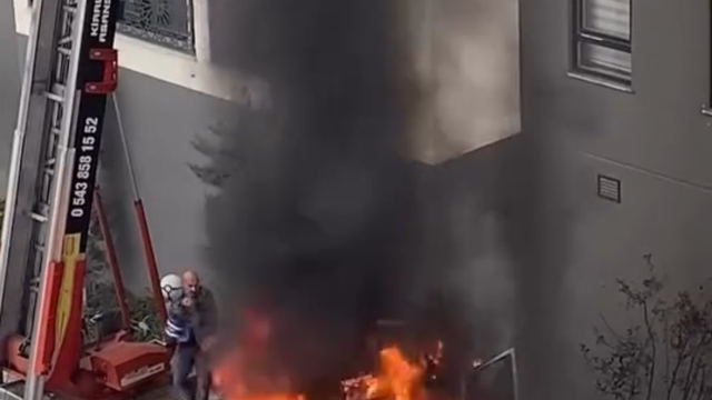 Ev taşıma kabusa döndü... Vinç alev aldı, vatandaşlar damacanayla söndürmeye çalıştı
