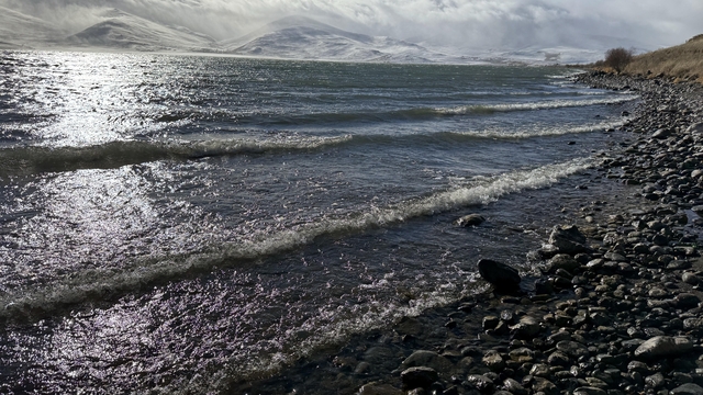 Çıldır Gölü'nün donan kıyıları dalgaların etkisiyle çözüldü
