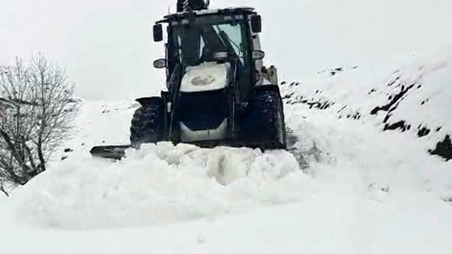 Muş'ta kar ve tipi nedeniyle kapanan 26 yerleşim yeri ulaşıma açıldı