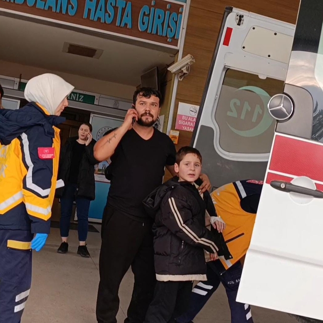 Bursa'da nacakla oynayan çocuğun parmağı kopma noktasına geldi