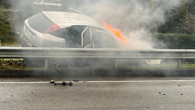 Görele'de trafik kazası: Otomobil alev aldı