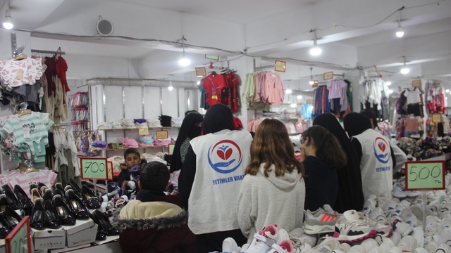 Cizre'de yetim çocuklara bot ve mont desteği