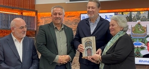 Sanatçı Ahmet Özhan'a, Mevlana Türbesi Gümüş Kapısı minyatürü hediye edildi