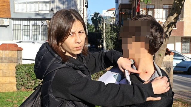 Antalya'da 7'nci sınıf öğrencisine akran zorbalığı iddiası
Okulda bir öğrenci tarafından ittirilip yere düşen 12 yaşındaki çocuk, mermere çarpıp boynundan yaralandı
Darp raporu alıp şikayetçi olan anne, okul yönetiminin kendisine durumu geç bildirdiğini ileri sürdü
