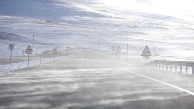 Ardahan-Şavşat kara yolu kar ve tipi nedeniyle araç geçişine kapatıldı