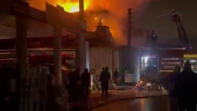 Hırdavat dükkanı alev topuna döndü, ekipler seferber oldu
