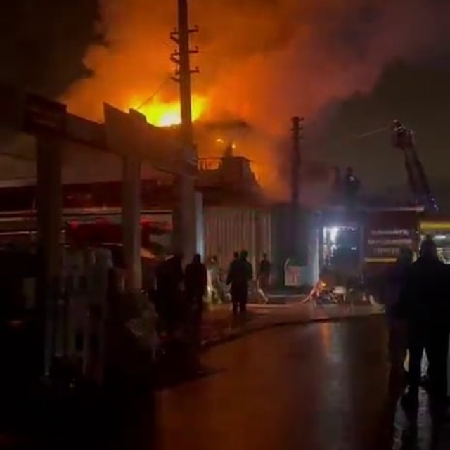 Hırdavat dükkanı alev topuna döndü, ekipler seferber oldu