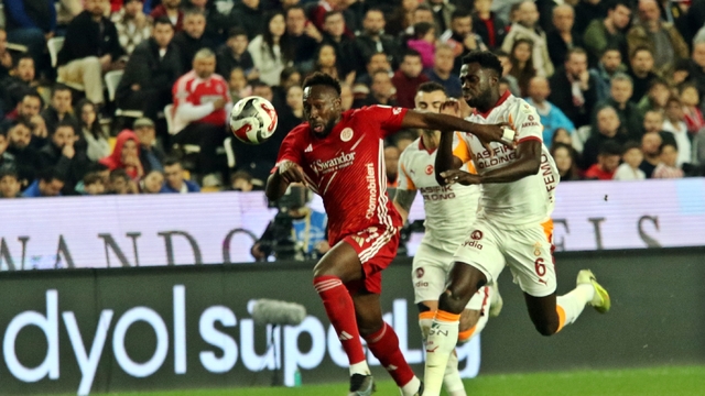 Trendyol Süper Lig: Antalyaspor: 0 - Galatasaray: 2 (İlk yarı)