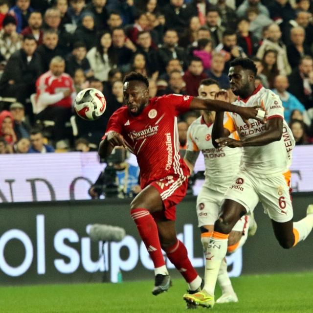 Trendyol Süper Lig: Antalyaspor: 0 - Galatasaray: 2 (İlk yarı)