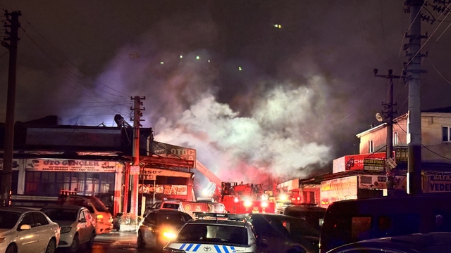 Sakarya'da hırdavat dükkanında çıkan yangın söndürüldü
